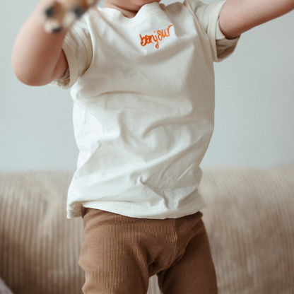 kind draagt t-shirt met tekst
