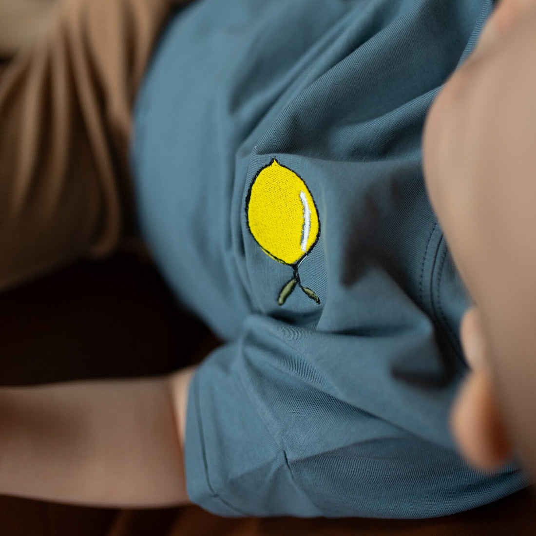 kind draagt T-shirt met icoon. 