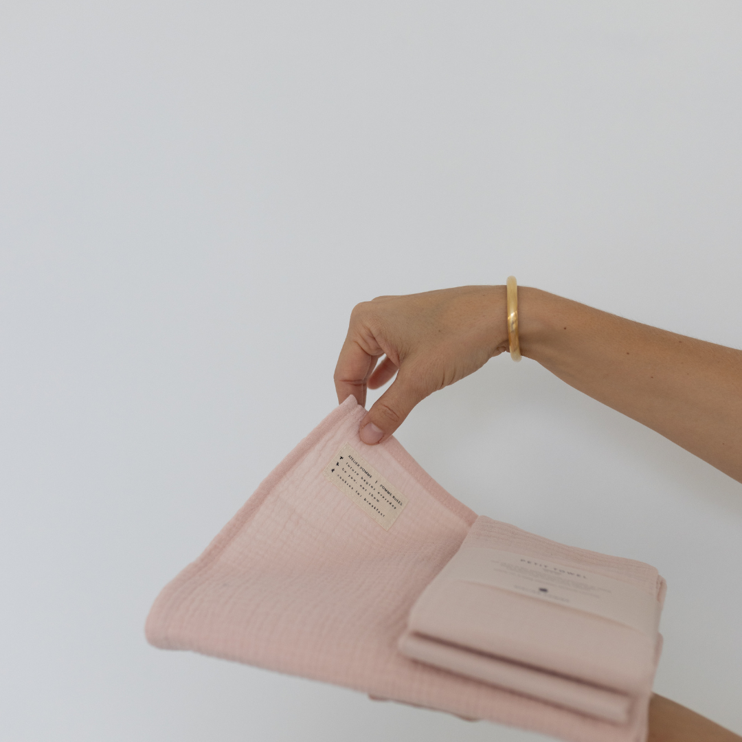 roze handdoek set vastgehouden in hand