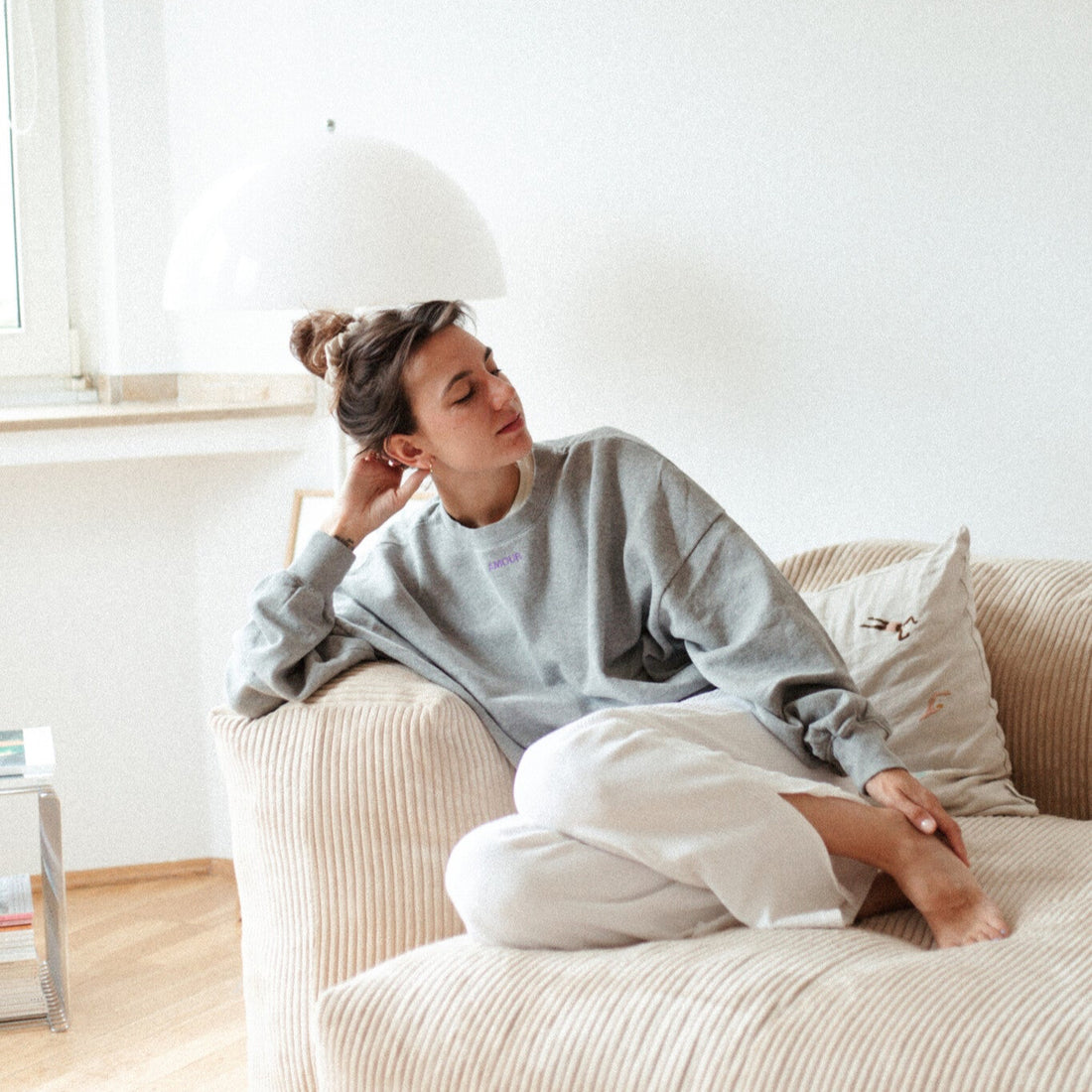 Moeder en vrouw in een oversized grijze trui. Gepersonaliseerd met een paarse quote. Gemaakt van 100% biologisch katoen.
