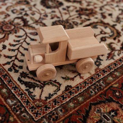houten speelgoed truck op vloerkleed 
