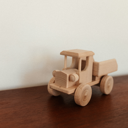 houten speelgoed truck op dressoir. 