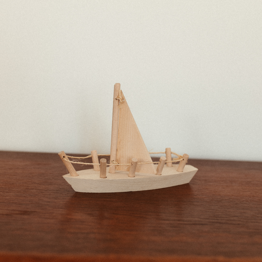 Houten speelgoed zeilboot