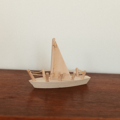 Houten speelgoed zeilboot