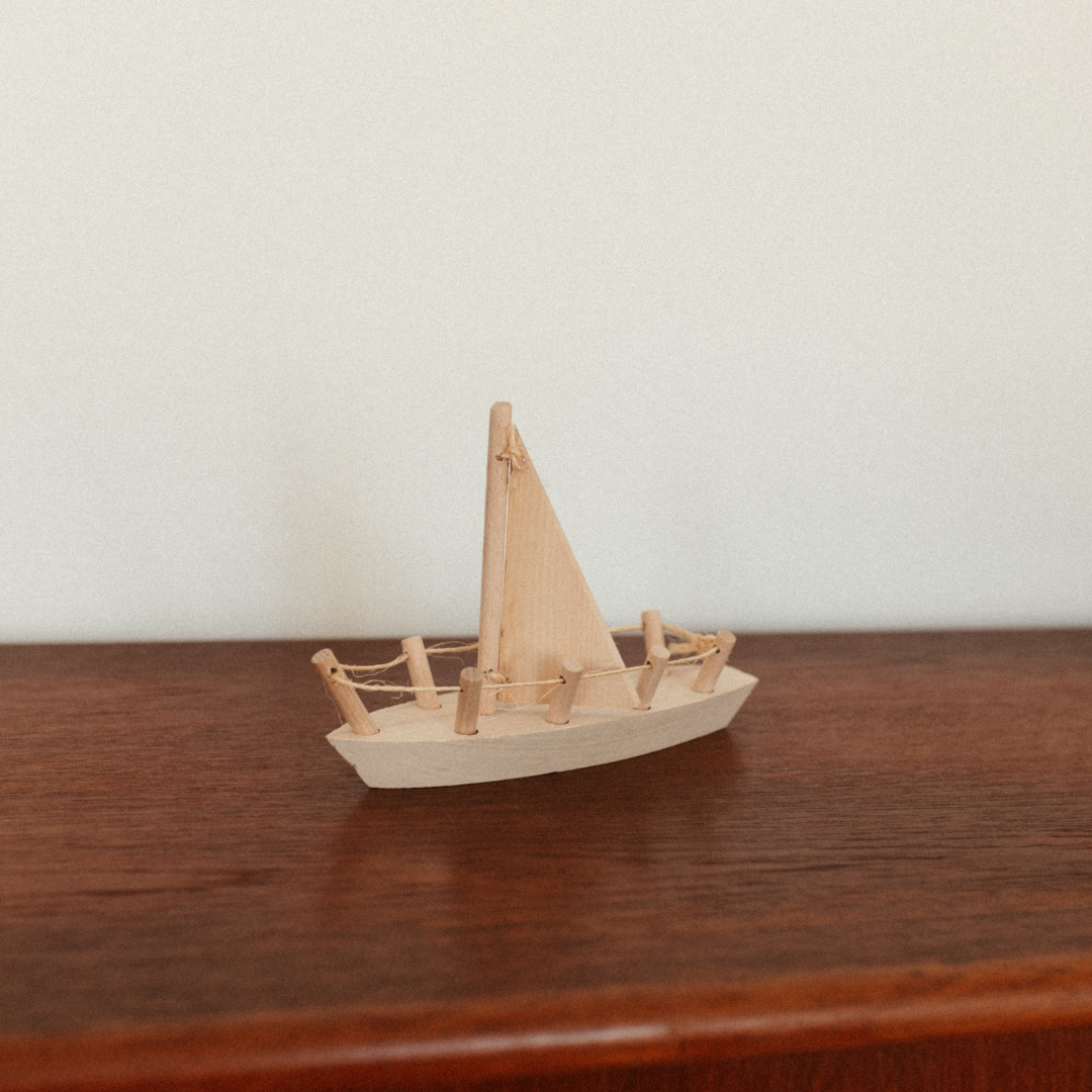 Houten speelgoed zeilboot