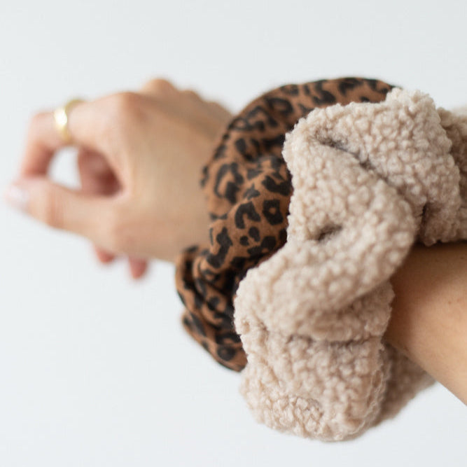 Oversized scrunchies voor in je haar, perfect als cadeau voor vrouwen. Leopard trendy print. 