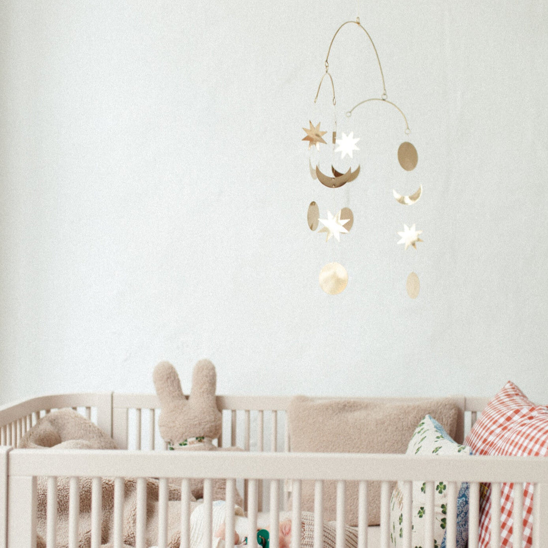brass mobile met twinkelende sterren en gouden manen, perfect voor rust in de kinderkamer