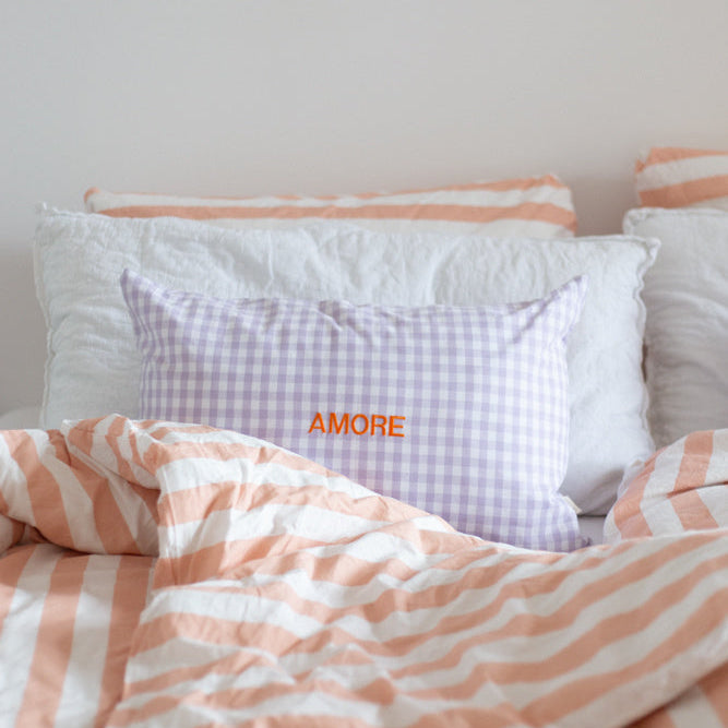 lila kussen voor in bed met blokjes