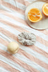 Oversized scrunchies voor in je haar, perfect als cadeau voor vrouwen. In kleuren: lila, blauw, wit, bruin, beige, burgundy