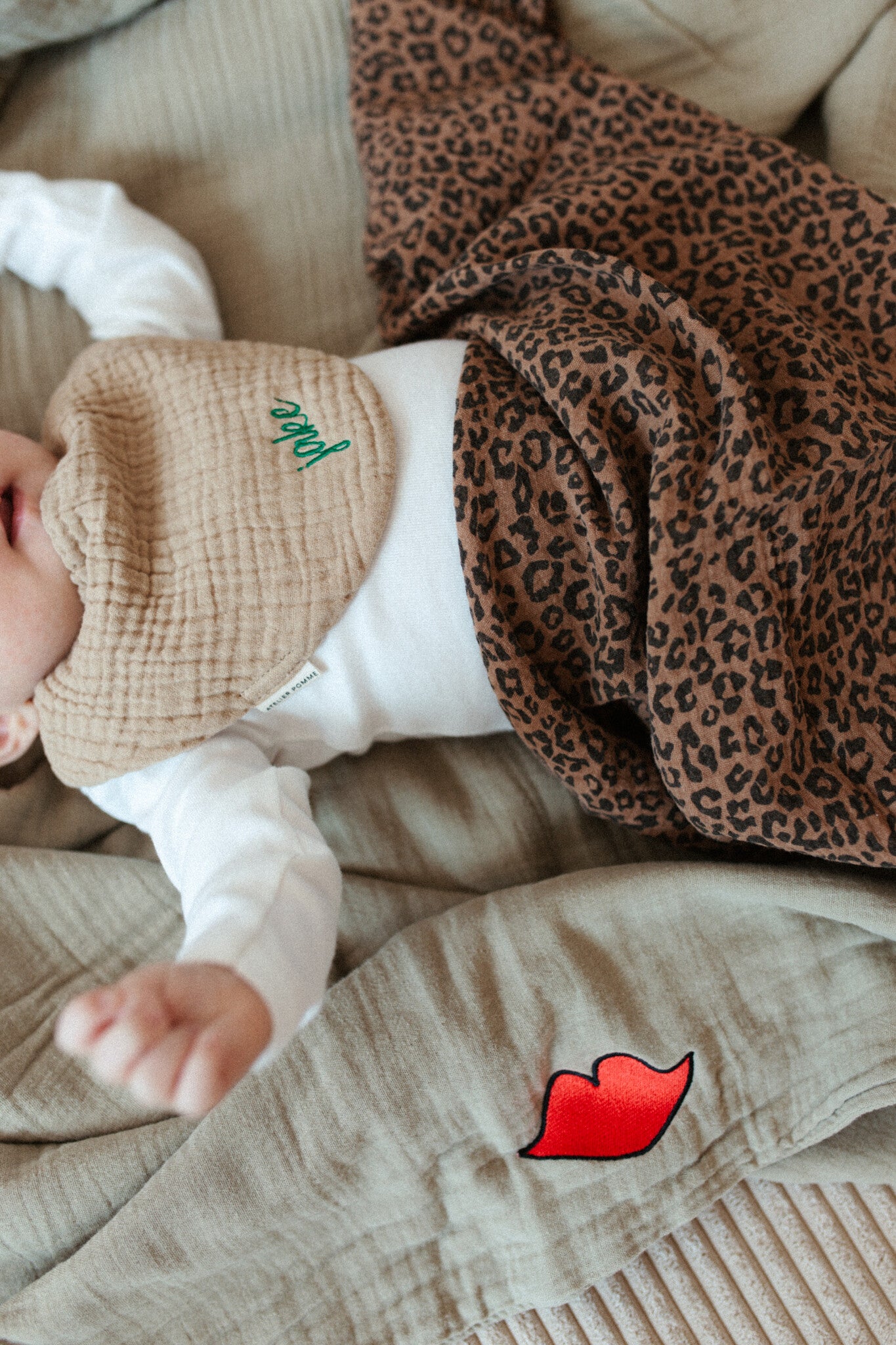 TINY BIB | FINE BROWN