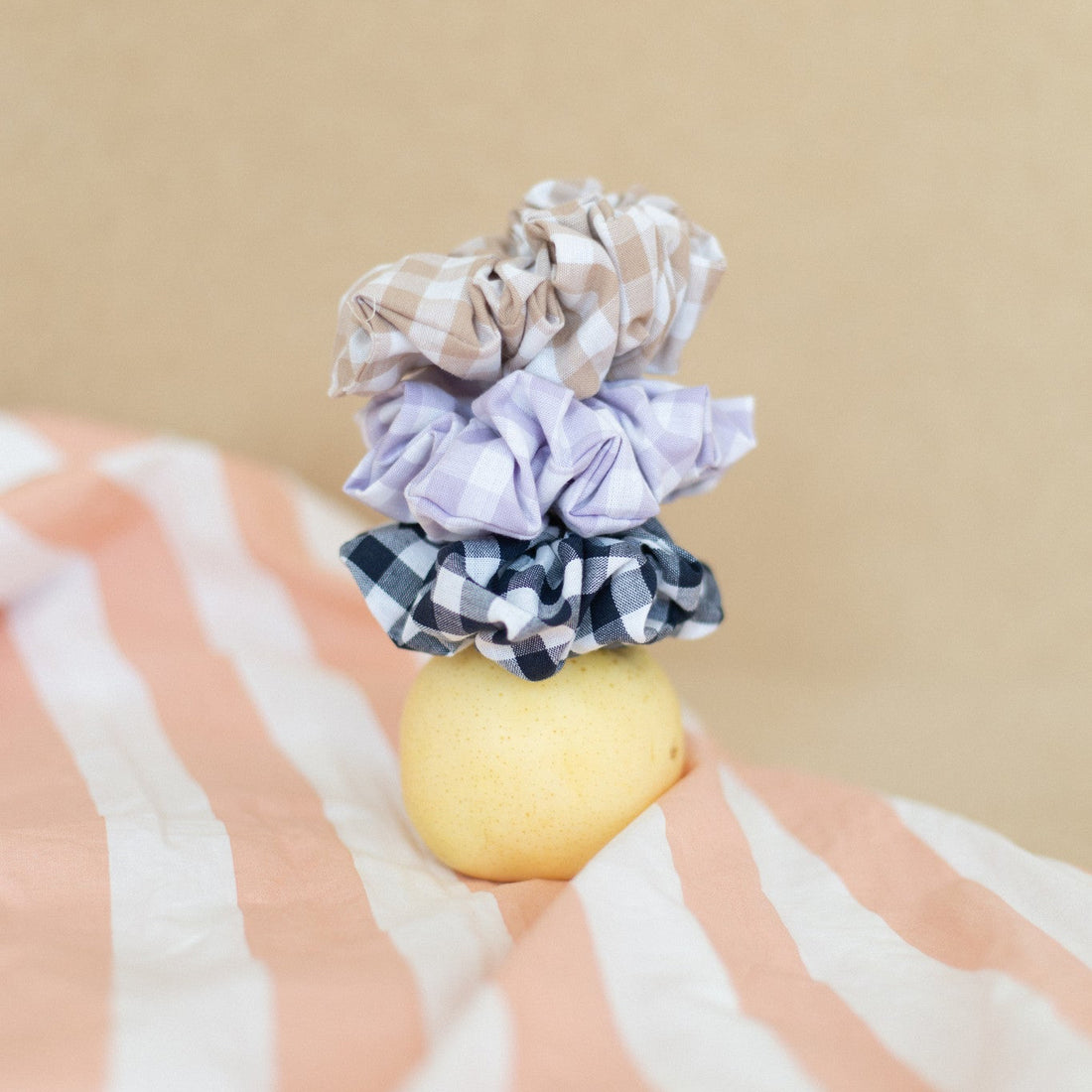 Drie geblokte scrunchies voor in je haar in de kleuren: beige, lila en blauw. Accessoires voor vrouwen
